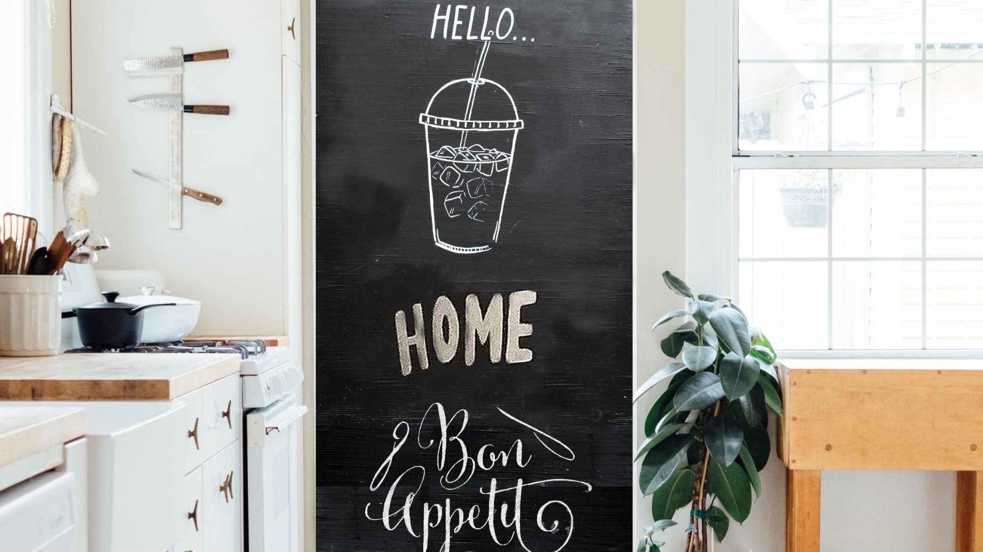 Chalkboard effect paint has become a very popular trend in the world of decoration and interior design.