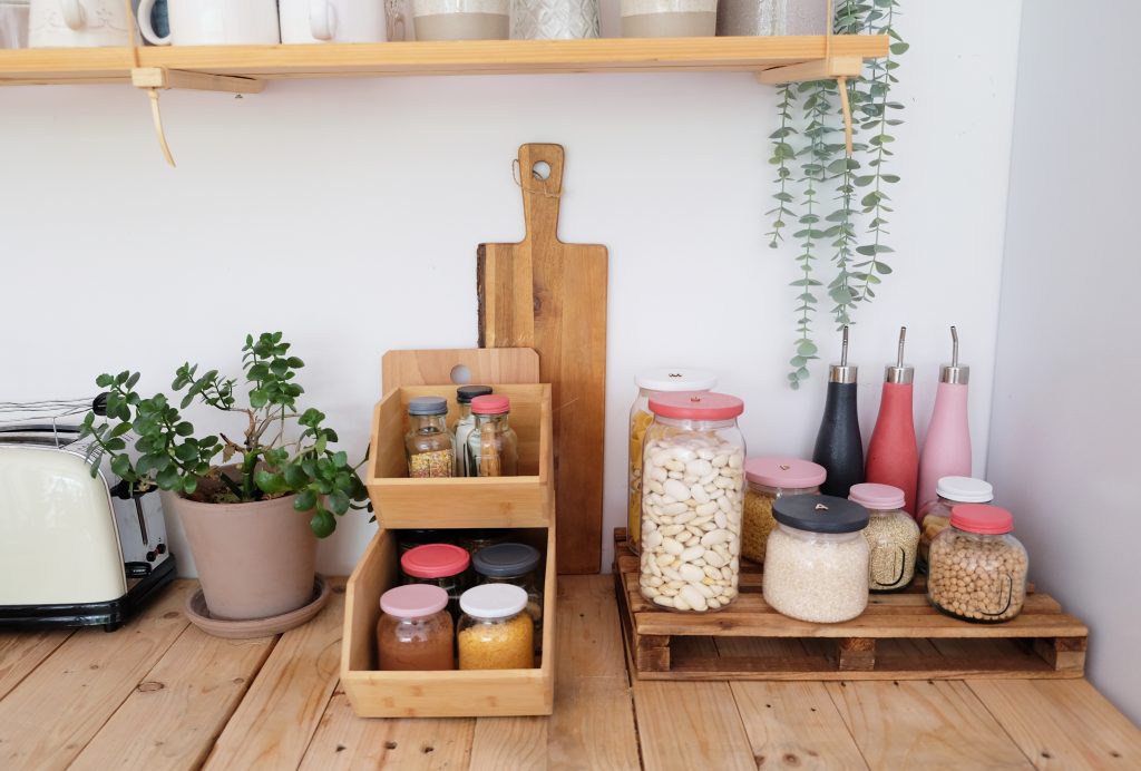 Take advantage of different heights to optimize space is one of the tricks to organize the pantry