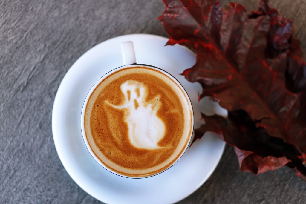 Decoração de Halloween com bebidas quentes para a mesa de doces.