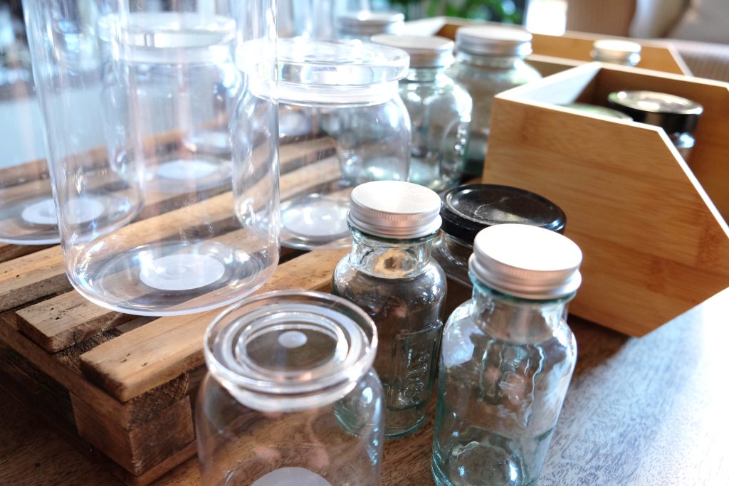 One of the tricks to organize the pantry is to use transparent containers that will make it easier to see the contents and have more order in the kitchen,