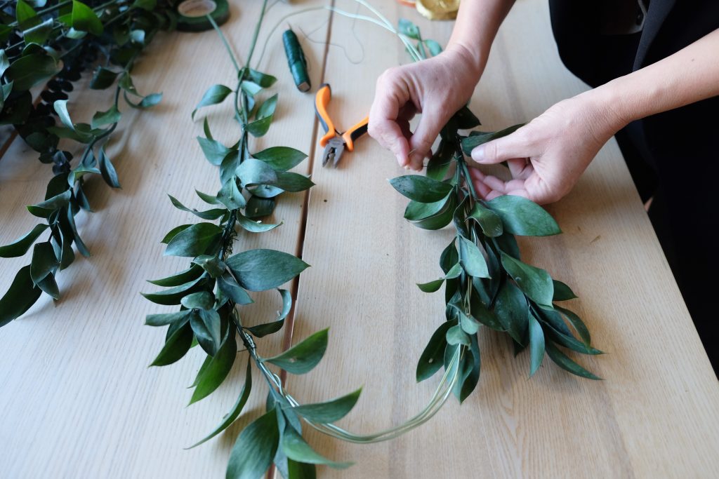 Assemblez les branches de votre centre de Noël avec du fil de fer