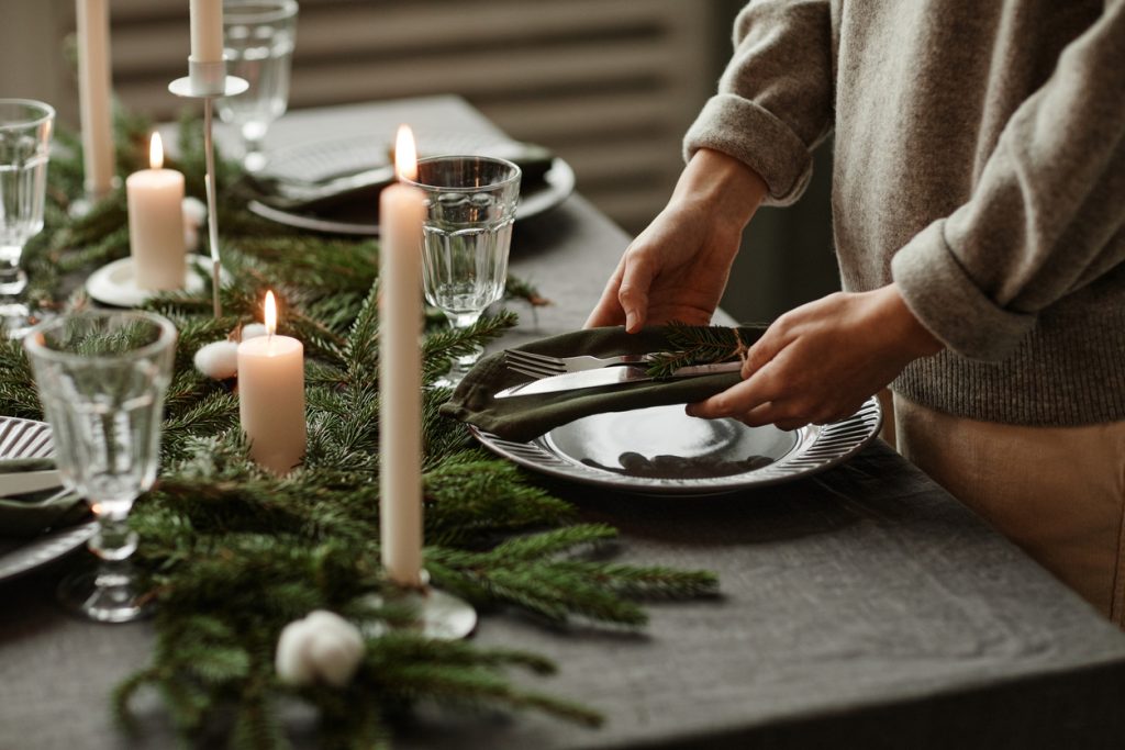 Decorate your Christmas table in an alternative way