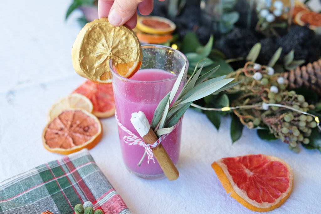 Vous pouvez utiliser des éléments naturels pour réaliser d’autres décorations pour votre table comme des verres ou des ronds de serviette.