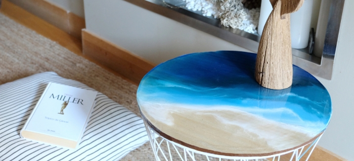 Tavolo effetto spiaggia realizzato con resina ad alta trasparenza