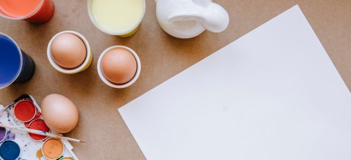 preparación para pintar huevos de pascua