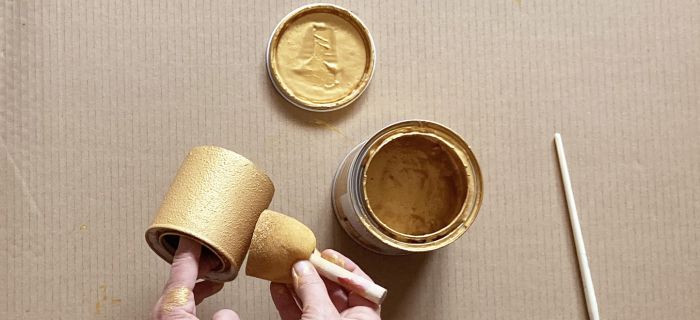 Aplica la pintura metálica con pincel o esponja, es muy fácil de usar. 